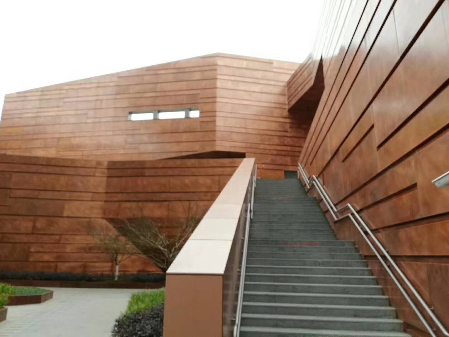 除了老牌業(yè)務(wù)銅鈷實(shí)現(xiàn)量?jī)r(jià)齊升，兩位“鈷爺”的一體化布局更值得關(guān)注